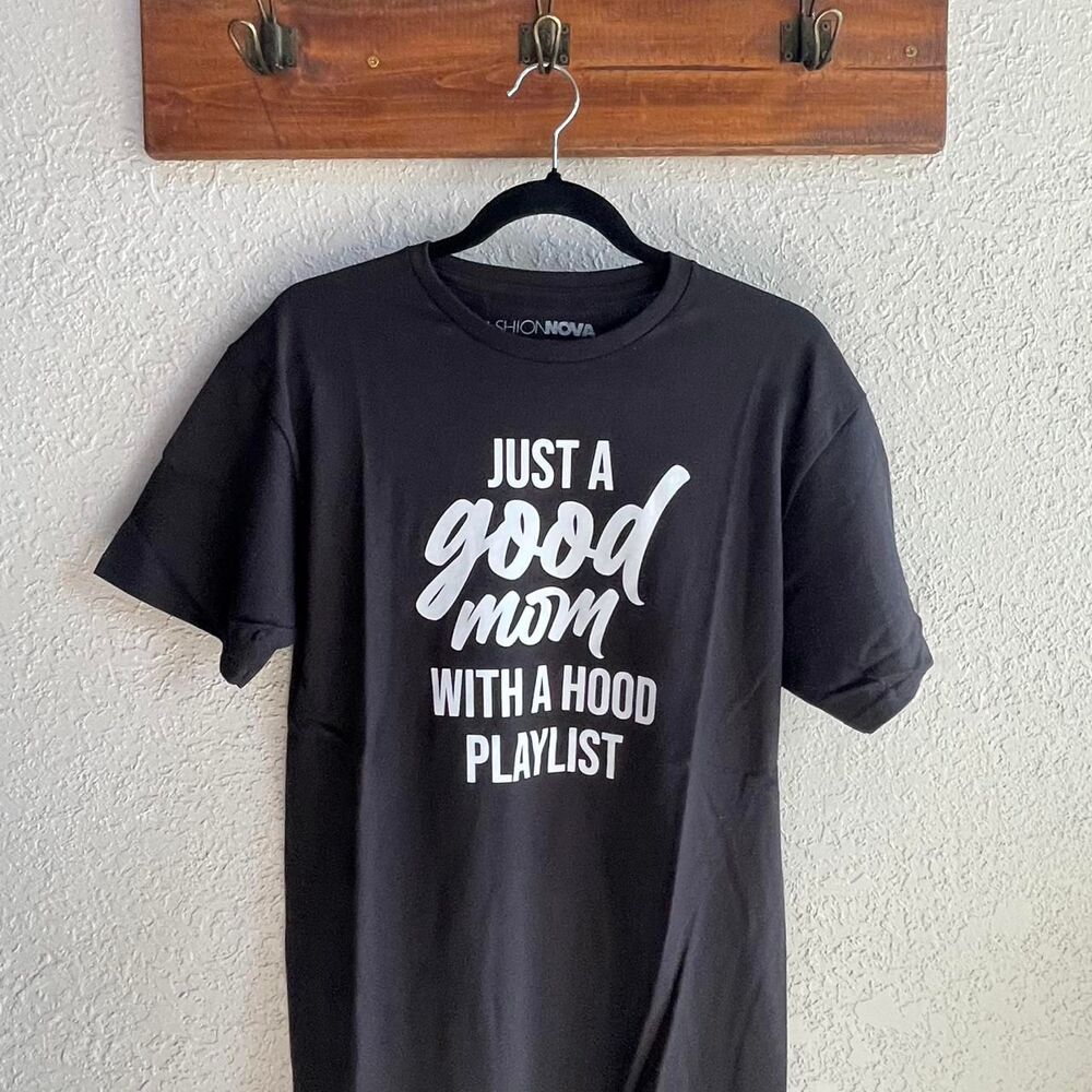 Black graphic T "Just a good mom with a hood playlist" Medium